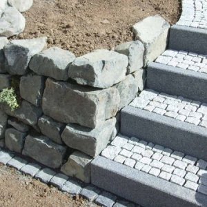 Treppe aus Basalt-Stelen, ausgepflastert mit  Mosaikpflaster Granit